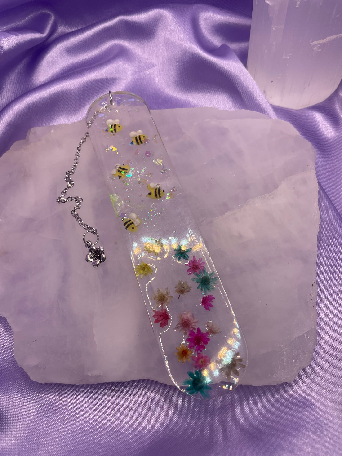 Clear bee’s & flowers rounded bookmark with chain